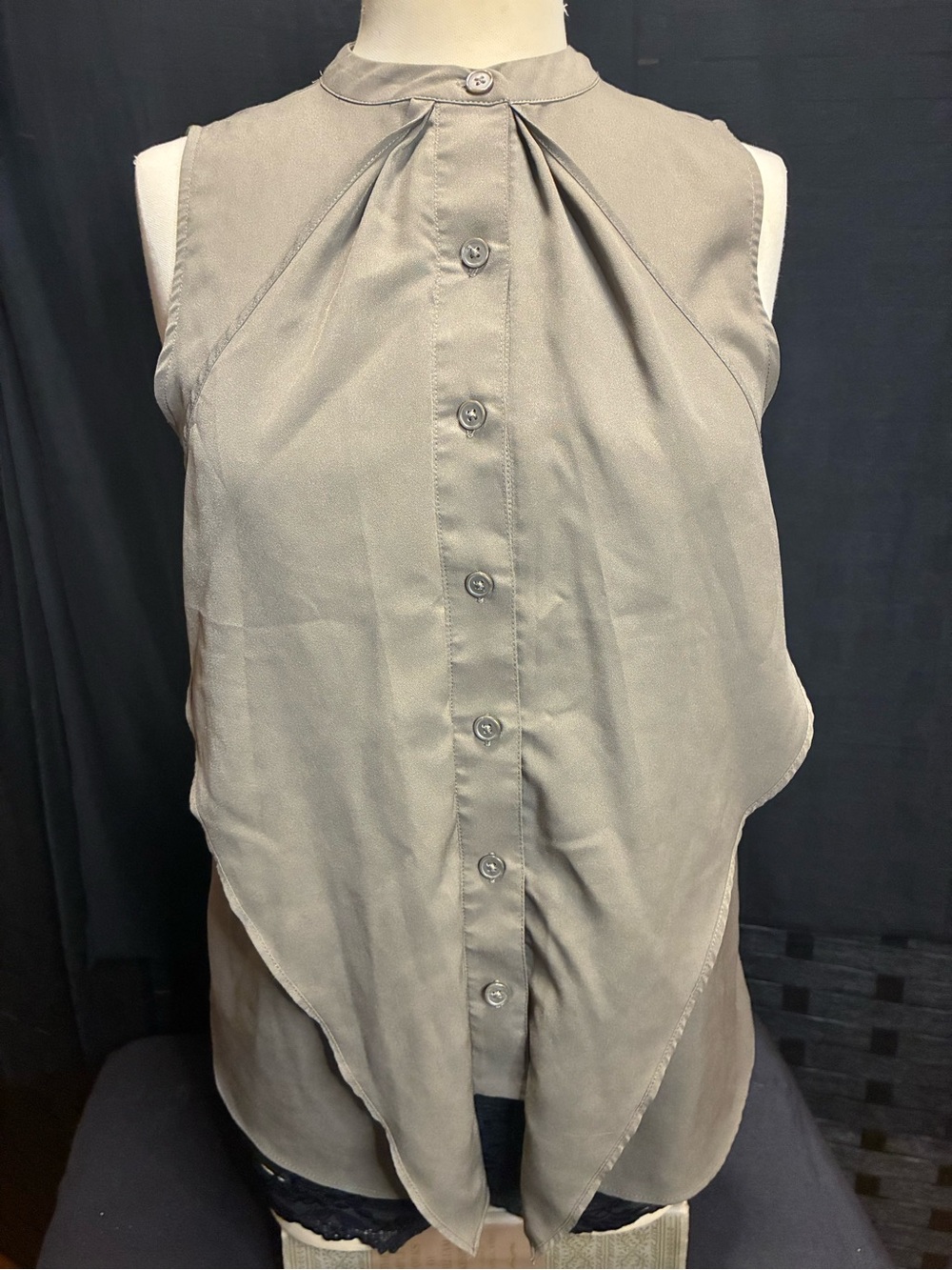 Banana Republic Sleeveless Button-Down Top in Light Taupe